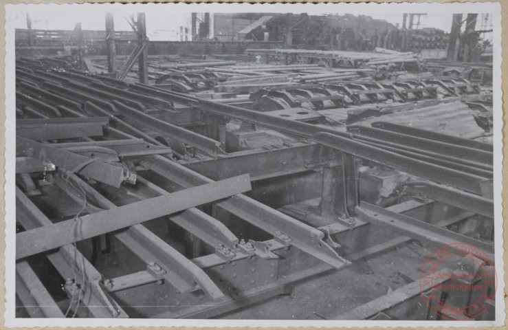 Réversible de 750. Refroidisseur. Les rails de glissement sont tordus, cassés, d'autres manquent.