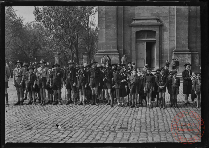 Foire exposition de 1948 - Scouts devant l'église Saint-Maximin