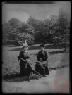 Portrait de deux femmes assises dans un parc (supposé à Paris).