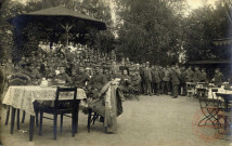 [réunion festive des soldats allemands autour du kiosque à musique en 1918]