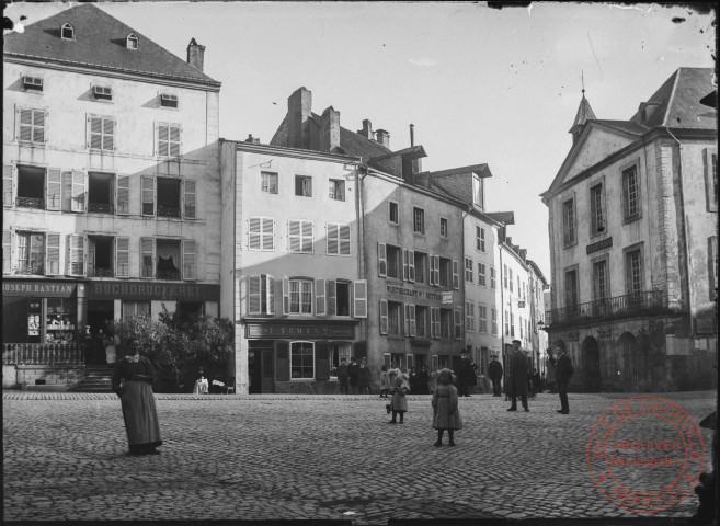 [Centre de Sierck-les-Bains, avec de gauche à droite, l'imprimerie Joseph Bastian, la succession J. Dumont, une enseigne ou il est écrit "wirthschaft et l'Hôtel de Ville]