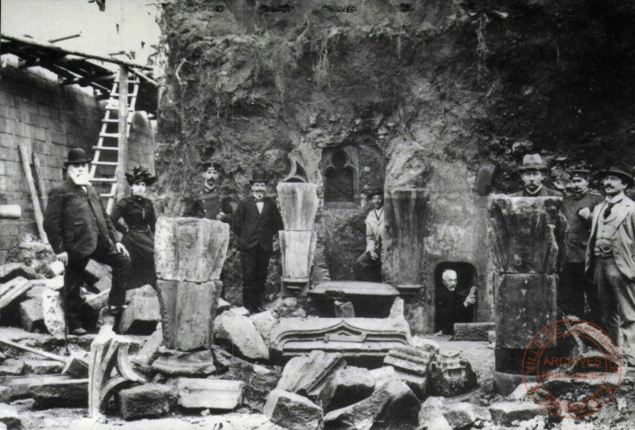 Le démantèlement des fortifications de Thionville 1902-1903. Mise à jour de la Chapelle des Augustins, place de Luxembourg, lors du démantèlement des fortifications. A gauche : M. ENGEL (père) ; à gauche du policier, M. ENGEL, photographe ; et, tenant une brosse, M. MASSONET, de Saint-Pierre 1902.