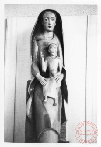Statue de la Vierge à l'enfant située dans l'église Saint-Denis de Roussy-le-Village