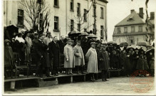 [généraux et personnalités sur estrade]