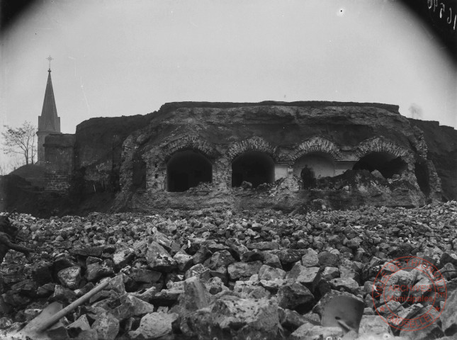 [Démolition des fortifications de Thionville, le temple protestant en fond]