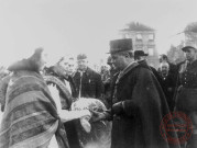 Remise d'une gerbe de fleurs au Général Dody, Gouverneur de Metz et Commandant de la 21e Région, le 16 décembre 1944