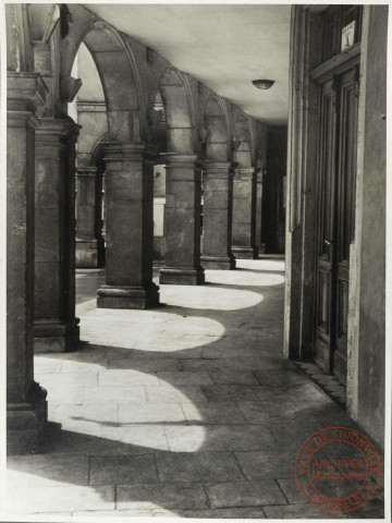 [Sous les arcades à l'entrée de l'Hôtel de Ville]