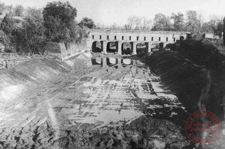 [Le Pont-écluse Nord, le bras mort de la Moselle est vidé pour être canalisé]