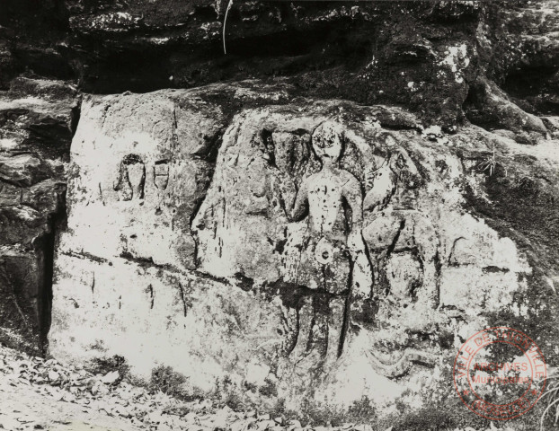 [Rocher avec sculpture "La dame du Nonnenfels" dans la forêt communale de Klang]