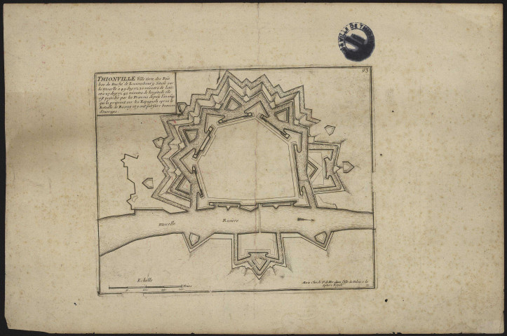 THIONVILLE Ville forte des Païs bas du Duché de Luxembourg située sur la Moselle à 49 degrez 30. Minutes de lattit. et à 27 degrez 45 minutes de longitude elle est possedée par les François depuis l'an 1643 qui la prirent sur les Espagnols après la Bataille de Rocroy et y ont fait faire beaucoup d'ouvrages. 
