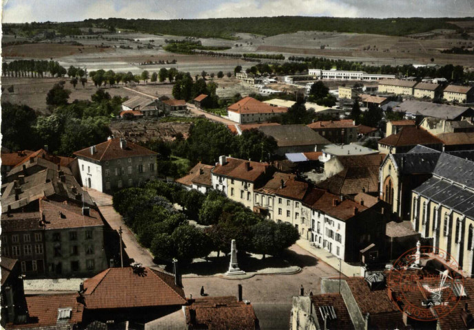 En avion au-dessus de...Chateau-Salins (Moselle) - Place de la République