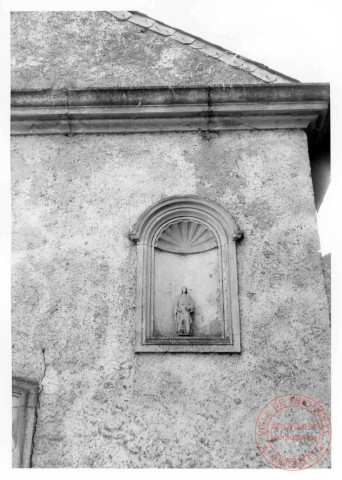 Chapelle Saint-Luc (ou chapelle Saint-Fiacre), 54 Grand Rue à Dodenom (commune de Roussy-le-Village). Elle est datée de 1752. Les vitraux datent, quant à eux, de 1936. Elle est consacrée à Saint Fiacre, un moine herboriste du VIIème siècle. Détail d'une statuette posée dans une niche sur le façade