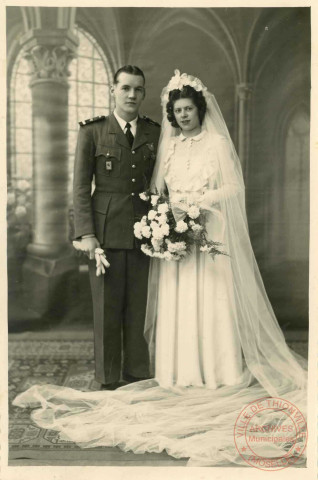Portrait de jeunes mariés en studio. Le marié est militaire