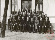 Les élèves de la première syndicale (C.G.T.) à Yutz (21 au 28 mars 1937) avec meurs professeurs et les membres de la commission d'examen.