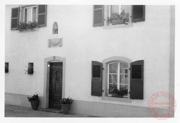 32 rue Général de Gaulle à Boust. Statuette dans une niche au-dessus de la porte