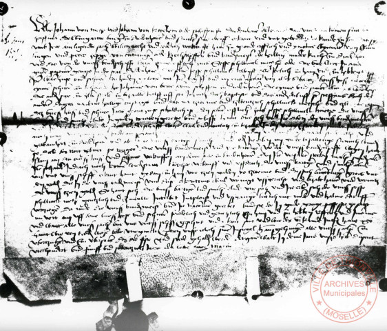 [Thionville, le dernier jour de mars 1475. Deux échevins de Thionville attestent que Bartgen Hoiffmann le vigneron et Sunchen sa femme ont vendu héréditairement aux 2 maîtres de la confrérie de l'église-mère un cens héréditaire de 6 escalins messins sur une maison avec grange (von alders Bartgen Bouss huss) chargée d'un cens foncier de 22 escalins et 2 chapons moyennant la somme de 10 florins, à 32 gros luxembourgeois]