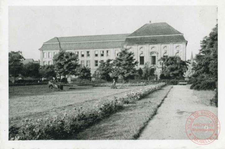Le lycée Charlemagne vu depuis le square René Schwartz