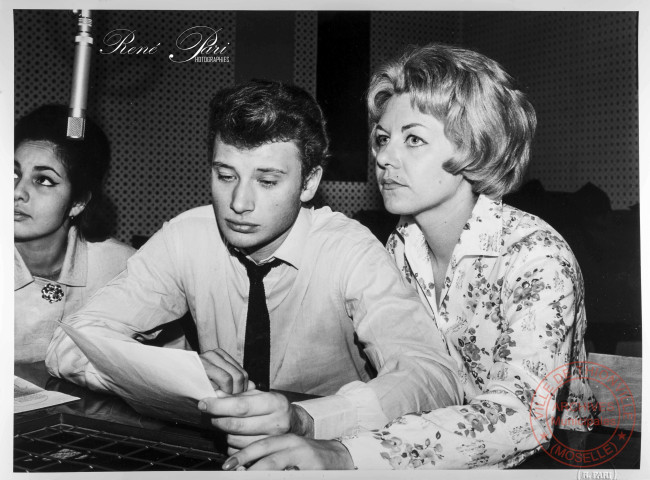 Johny Halliday et Christine Fabréga en studio d'enregistrement