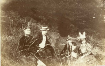 [Photographie de deux couples dans la nature avec Charles Schontz et son chien dans les années 1910]