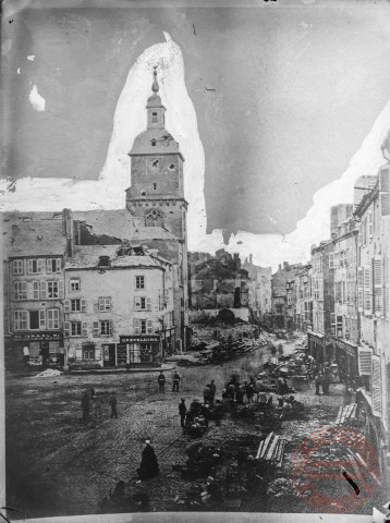 [La place du Marché et le Beffroi, après les bombardements de 1870]