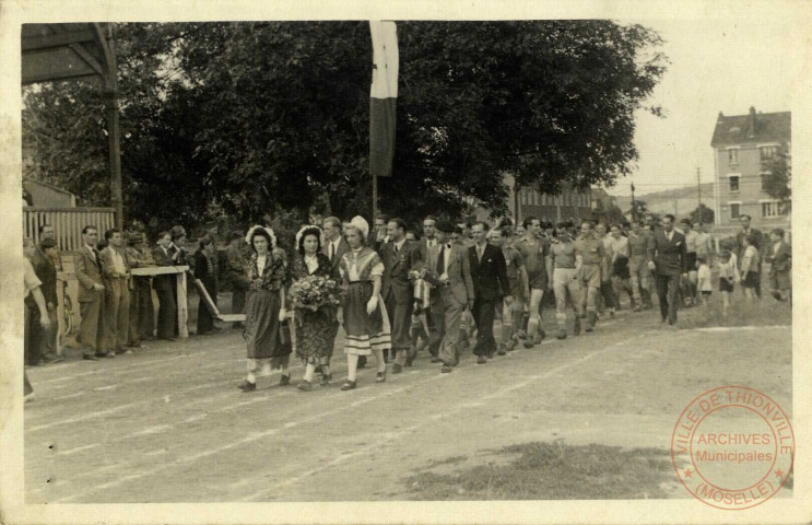 [Fête sportive à Thionville, remise d'une gerbe au capitaine luxembourgeois en juin 1945]