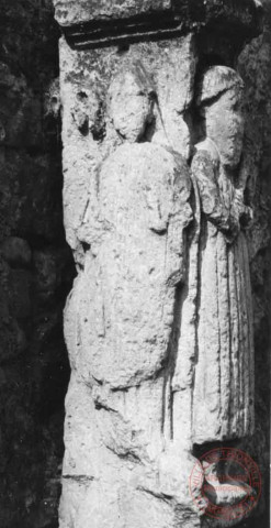 Calvaire 24 rue Saint-Jacques à Sentzich (commune de Cattenom). Stèle à 3 faces, à droite Saint Jacques, devant Saint Mathias et à gauche Saint-Nicolas.