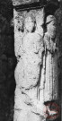 Calvaire 24 rue Saint-Jacques à Sentzich (commune de Cattenom). Stèle à 3 faces, à droite Saint Jacques, devant Saint Mathias et à gauche Saint-Nicolas.