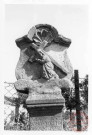 Bildstock situé à l'angle de la rue de Trèves et la route de Rodemack à Fixem. Croix érigée en 1769 (date portée sur le fût) pour Anne Tindingers. Portement de croix, calice, fleur de lys, feuillage, fleur