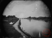 [La Moselle, en amont le pont, à gauche le déversoir du canal de la Fensch, à droite les bains de rivière]