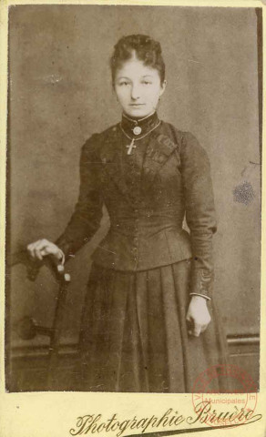 Portrait d'une femme en robe sombre