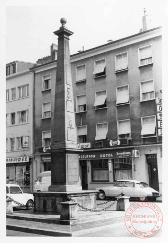 Place Claude Arnoult - Thionville - Au centre l'Autel de la Patrie - Thionville