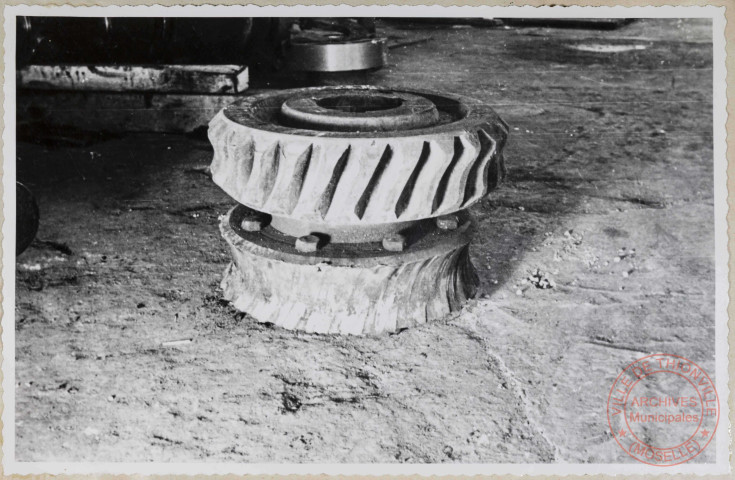 Train de 550. Roue hélicoïdale de la doubleuse. Dents entièrement usées.