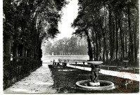 Versailles (S.-et-O.) - Les Jardins - L'Allée d'eau