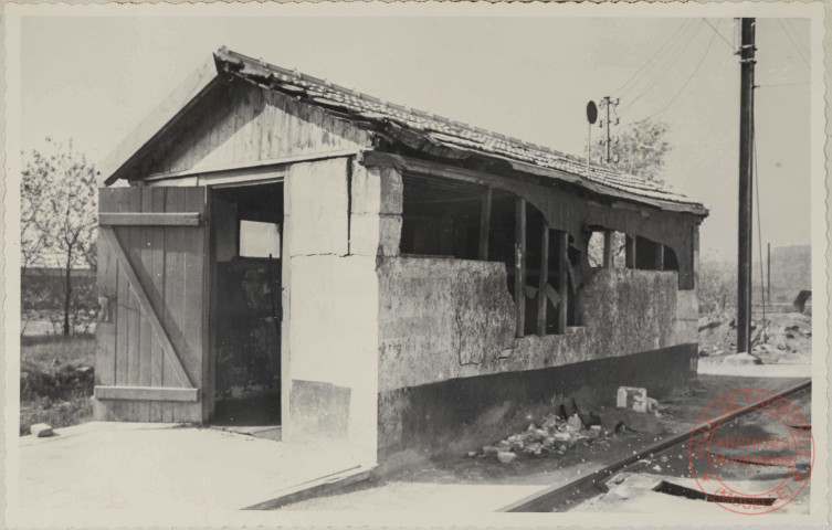 Basoule à fonte. Les bombes qui sont tombées derrière l'atelier basique ont également endommagé l'abri de la basoule servant à peser la fonte arrivant des hauts-fourneaux au mélangeur.