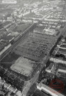 [Vue aérienne de Thionville, place de la Liberté, Théâtre, caserne du 40e Régiment de Transmissions, Services Techniques Municipaux]