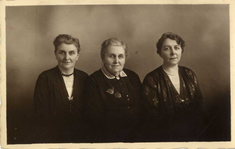 [Portrait de trois femmes dont Alexandrine Julie Kieffer, épouse d'Ernest Martha, et Louise Martha dans les années 1930]