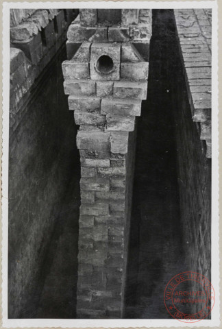 Murs régénérateurs, batterie Koppers. Les murs sont fissurés de haut en bas jusqu'à la sole. A remarquer le mauvais état des canaux à gaz horizontaux. Ces fissures provoquent des repassages de gaz.