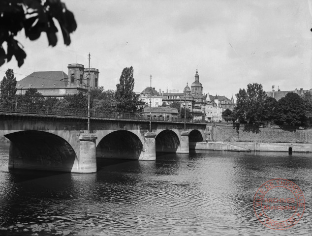 [Le pont sur la Moselle et l'entrée de Thionville]