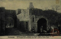 Puttelange : Entrée du château : Vestiges de l'ancien château féodal détruit vers 1630 : Les chevaliers de Puttelange sont cités à partir du XIIIème siècle