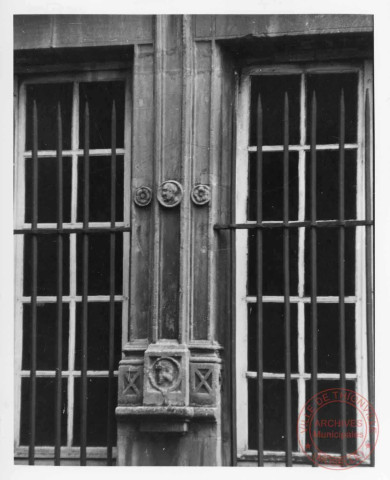 Cour du Château, façade du tribunal, pilastre rennaissance et médaillons - Thionville
