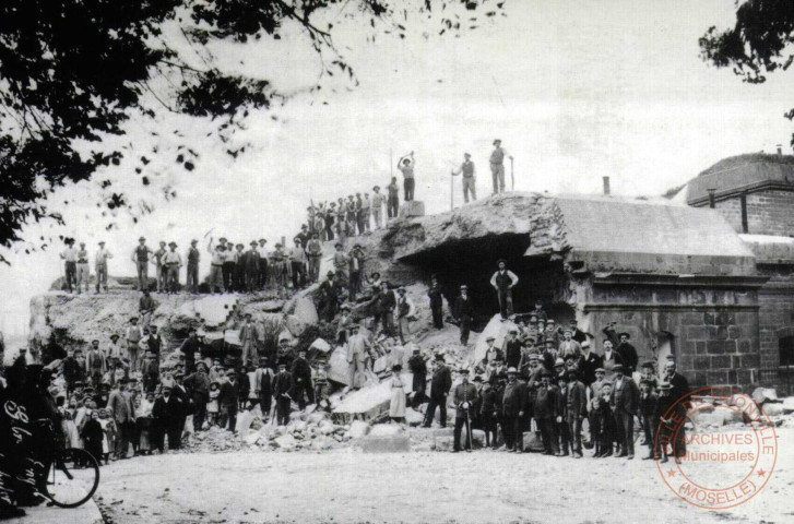 Le démantèlement des fortifications de Thionville (1902-1903) - Démolition de la porte de Metz. 1903