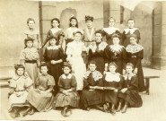 [Photographie d'une groupe de jeunes filles dans une cour en 1908]