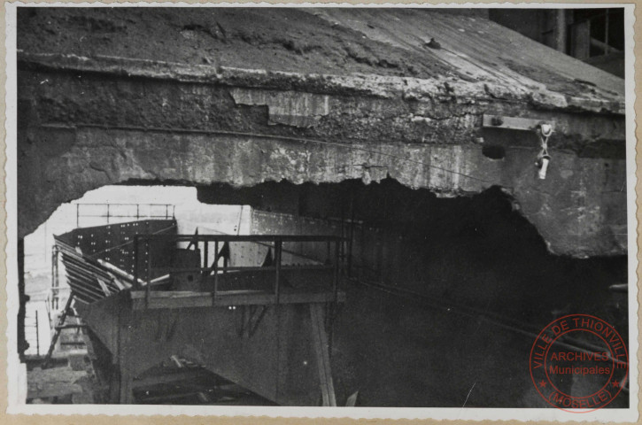 Tour d'extinction. A remarquer le mauvais état des poutres en béton armé de la tour d'extinction. On voit également le coke-car qui est à habiller complètement.