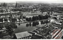 [Vue aérienne du port de Metz et vue sur le sud de la ville]