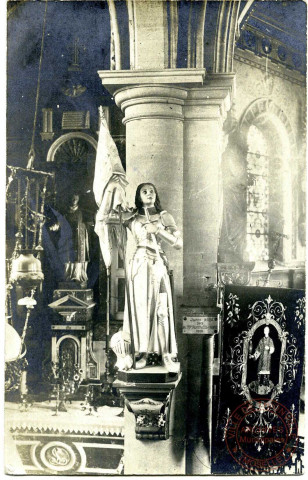 [statue de Jeanne d'Arc dans une église de Nancy]