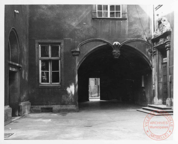 Cour du Château, cour intérieure et porche du tribunal - Thionville