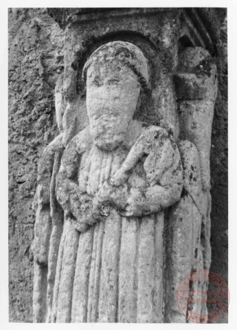 Calvaire 24 rue Saint-Jacques à Sentzich (commune de Cattenom). Stèle à 3 faces, à droite Saint Jacques, devant Saint Mathias et à gauche Saint-Nicolas.