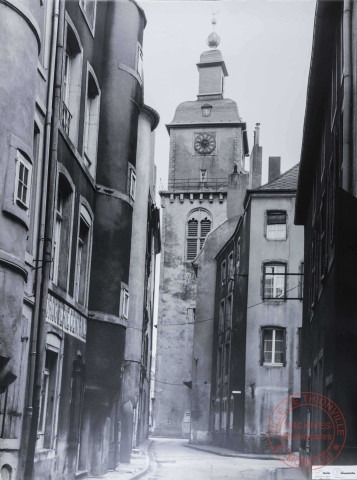 [Vue du Beffroi depuis la rue de la Tour, à gauche l'enseigne "droguerie centrale"]