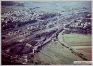 [Vue aérienne de Thionville, avec la gare de triage en premier plan]