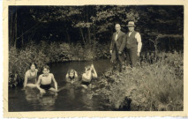 [Photographie de 2 jeunes filles et 2 jeunes garçons barbotant dans un ruisseau dans les années 1930]